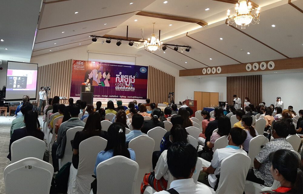 អ្នកស្រី គ្រី ស៊ុយហៀង នាយិកាប្រតិបត្តិនៃអង្គការនារីដើម្បីសន្តិភាព ឡើងថ្លែងក្នុងវេទិកាសាធារណៈអំពីសំឡេងក្មេងស្រីជនជាតិភាគតិច ក្នុងរាជធានីភ្នំពេញ។ រូបថតថ្ងៃទី២៩ ខែមេសា ឆ្នាំ២០២២។ ខេមបូចា/វ៉ា សុភានុត