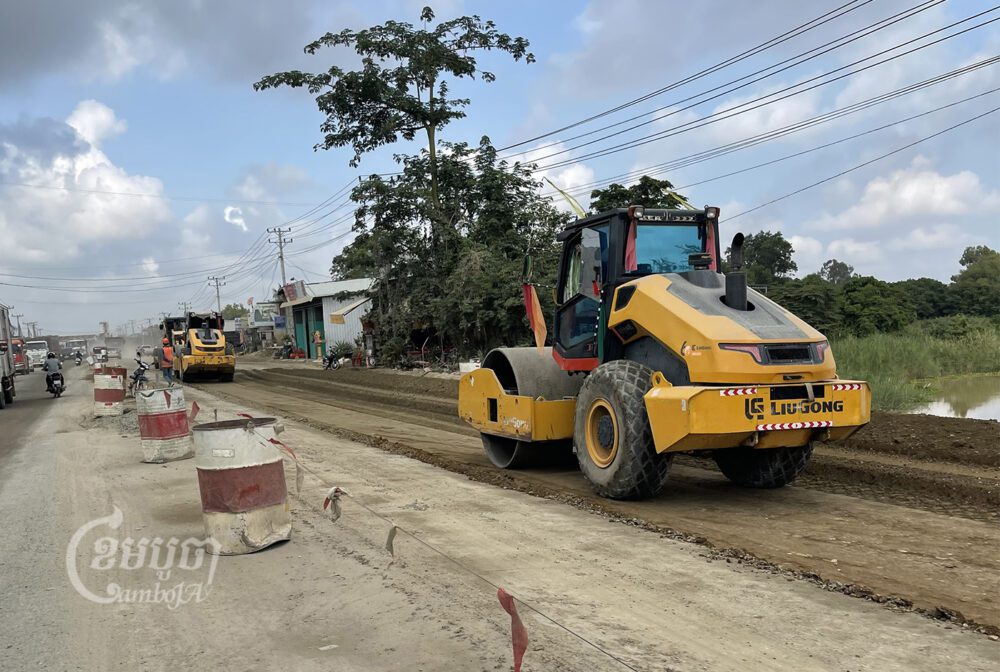 សកម្មភាពសាងសង់ផ្លូវជាតិលេខ២ ក្នុងខេត្តកណ្តាល។ រូបភាពថតកាលពីថ្ងៃទី២៦ ខែមេសា ឆ្នាំ២០២២។ ខេមបូចា/ ស៊ន សារ៉ាត