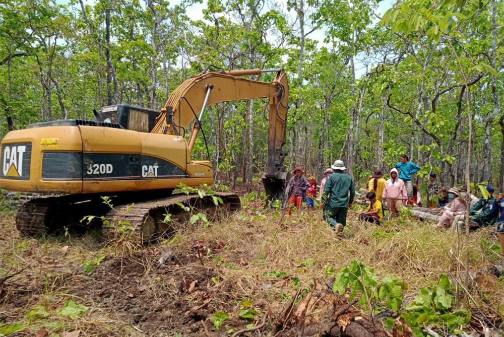 ប្រជាសហគមន៍ជនជាតិដើមភាគតិចពូនងបាននាំគ្នាទៅទប់ស្កាត់គ្រឿងចក្រក្រុមហ៊ុន វីឡា ឌីវេឡុបមេន កុំឱ្យឈូសឆាយដីព្រៃសហគមន៍។ រូបថតកាលពីថ្ងៃទី៣ ខែមេសា ឆ្នាំ២០២២។ រូបថតផ្តល់ឱ្យ