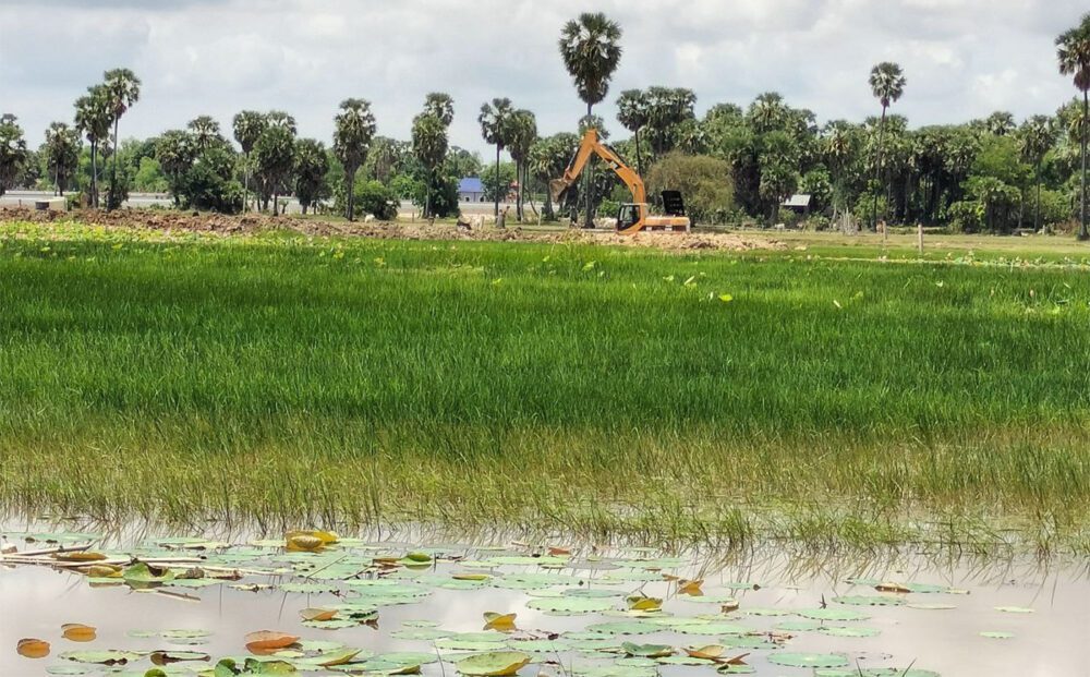 គ្រឿងចក្រក្រុមហ៊ុនឯកជនស្ដារបឹងពោធិ៍នៅឃុំតាជេស ស្រុកកំពង់ត្រឡាច ខេត្តកំពង់ឆ្នាំង។ រូបថតនៅថ្ងៃទី៨ ខែឧសភា ឆ្នាំ២០២២។ ផ្ដល់ដោយលោក ស្ងួន ញឿន