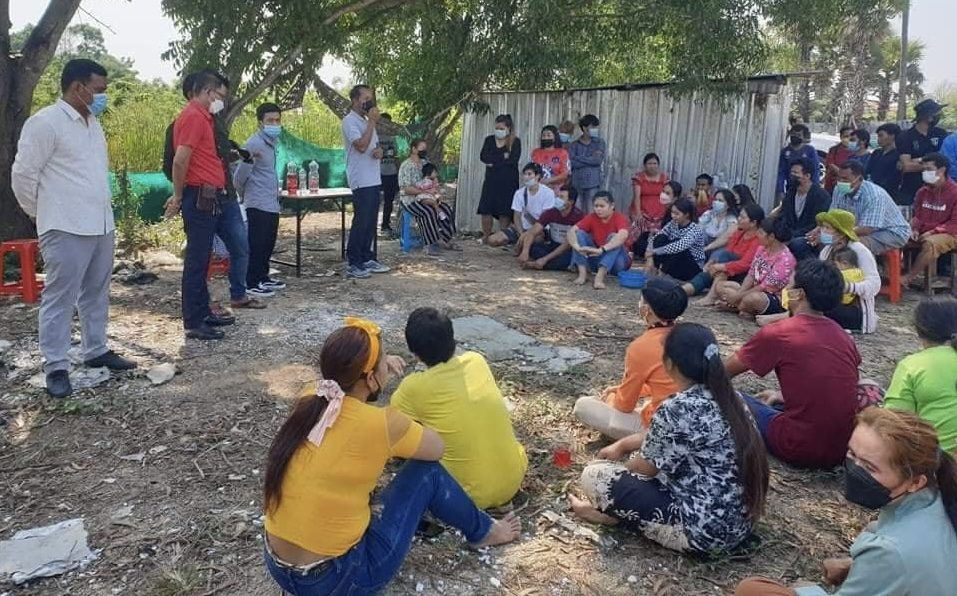 បុគ្គលិកអង្គការសង់ត្រាល់ប្រចាំប្រទេសថៃចុះជួបពលករខ្មែរនៅខេត្តឈុនបុរីដើម្បីណែនាំឲ្យយល់ដឹងពីសិទ្ធិរបស់ពួកគេក្នុងការធ្វើការងារចំណាកស្រុក។ រូបភាពថតកាលពីថ្ងៃទី៧ ខែកុម្ភៈ ឆ្នាំ២០២២។ ផ្តល់ដោយសង់ត្រាល់