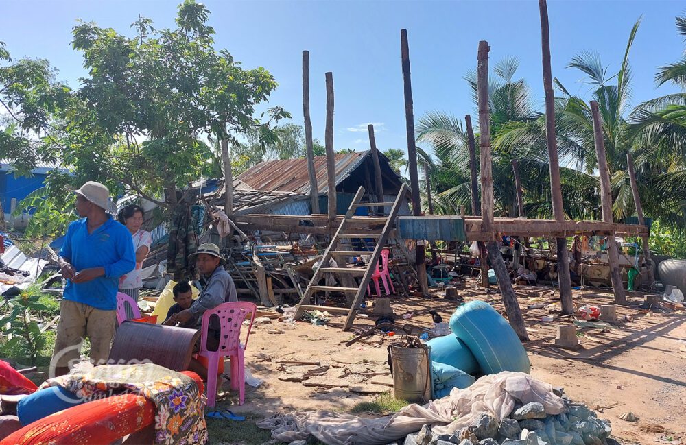 ផ្ទះពលរដ្ឋម្នាក់ឈ្មោះ អ៊ូច យ៉ន បានដួលរលំដោយសារខ្យល់កន្ត្រាក់នៅភូមិសំរោងម្រះ ឃុំបានកាម ស្រុកព្រៃកប្បាស ខេត្តតាកែវ។ រូបថតនៅថ្ងៃទី៣១ ខែឧសភា ឆ្នាំ២០២២។ ខេមបូចា/ ឃាង សុខមាន