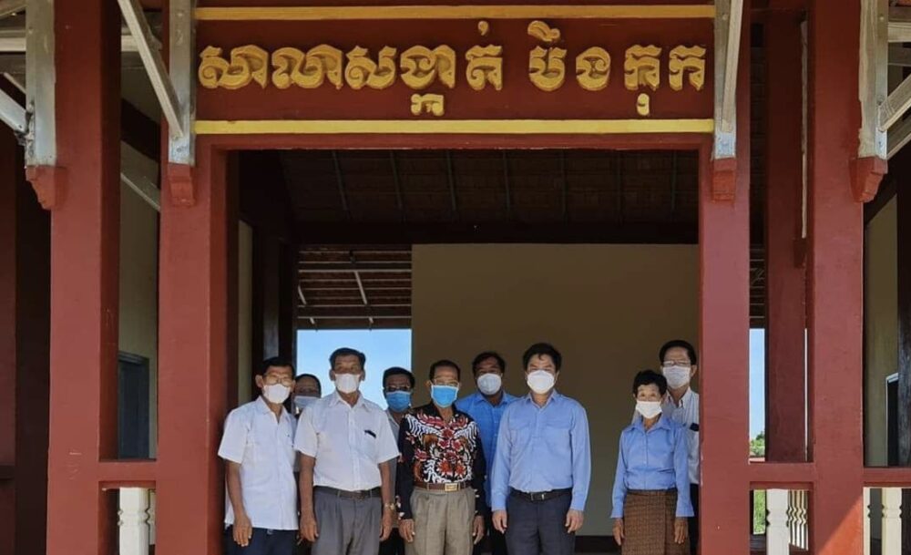មន្ត្រីសង្កាត់បឹងកុកឈរថតនៅសាលាសង្កាត់ ក្នុងក្រុងកំពង់ចាម ខេត្តកំពង់ចាម ។ រូបភាពផ្ដល់ឱ្យ