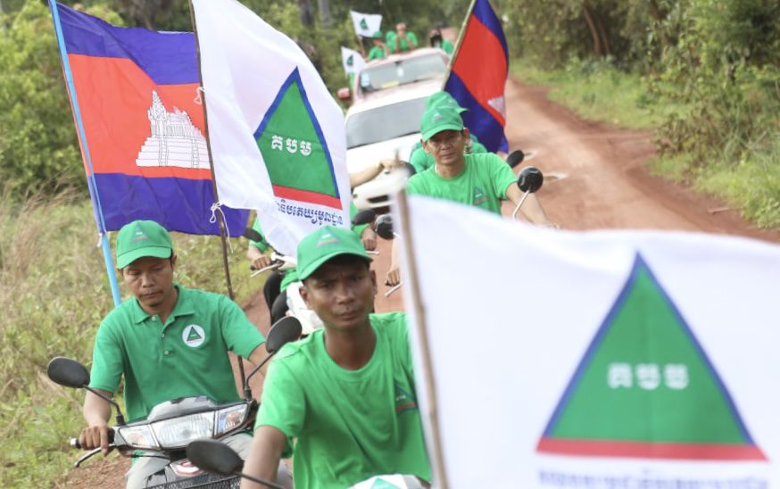 សកម្មភាពហែក្បួនយុទ្ធនាការឃោសនាបោះឆ្នោតក្រុមប្រឹក្សាឃុំសង្កាត់របស់គណបក្សប្រជាធិបតេយ្យមូលដ្ឋានក្នុងស្រុកប្រាសាទបាគង ខេត្តសៀមរាប។ រូបថតនៅថ្ងៃទី២៥ ខែឧសភា ឆ្នាំ២០២២។ រូបថតផ្តលឱ្យ