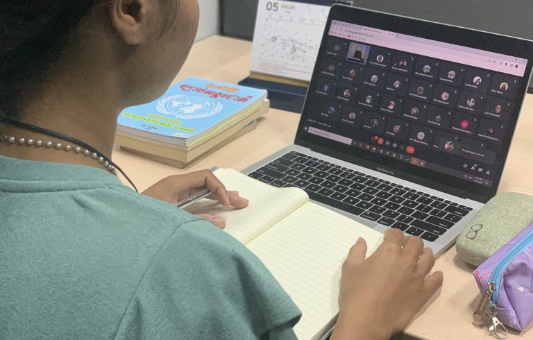 និស្សិតស្រីឆ្នាំទី៣ម្នាក់នៃសកលវិទ្យាល័យឯកជនមួយកន្លែង ក្នុងរាជធានីភ្នំពេញ កំពុងរៀនតាមអនឡាញ។ រូបថតនៅថ្ងៃ១៨ ខែឧសភា ឆ្នាំ២០២២។ រូបភាពផ្តល់ឱ្យ