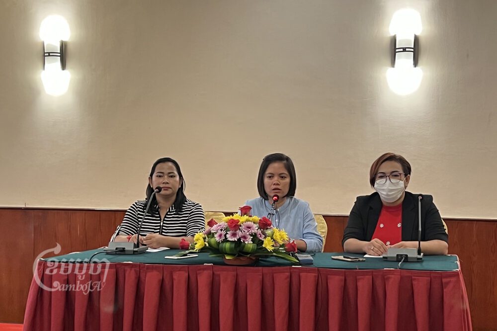 កញ្ញា ឈឹម ស៊ីថរ និងមេដឹកនាំសហជីព ថ្លែងក្នុងសន្និសីទសារព័ត៌មានពីដំណើរការចរចាដោះស្រាយវិវាទការងាររយៈបីខែចុងក្រោយជាមួយក្រុមហ៊ុនណាហ្គាវើលដ៍។ រូបថតនៅថ្ងៃទី១៧ ខែមិថុនា ឆ្នាំ២០២២។ ខេមបូចា/ សុវណ្ណ ស្រីពេជ្រ