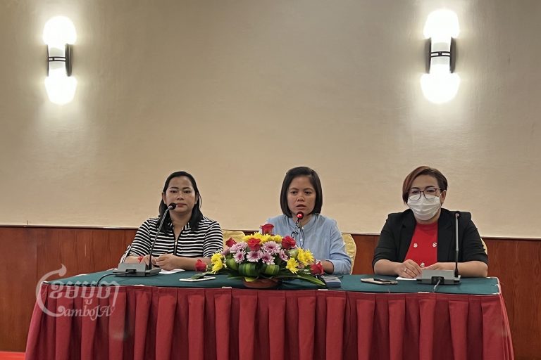 កញ្ញា ឈឹម ស៊ីថរ និងមេដឹកនាំសហជីព ថ្លែងក្នុងសន្និសីទសារព័ត៌មានពីដំណើរការចរចាដោះស្រាយវិវាទការងាររយៈបីខែចុងក្រោយជាមួយក្រុមហ៊ុនណាហ្គាវើលដ៍។ រូបថតនៅថ្ងៃទី១៧ ខែមិថុនា ឆ្នាំ២០២២។ ខេមបូចា/ សុវណ្ណ ស្រីពេជ្រ