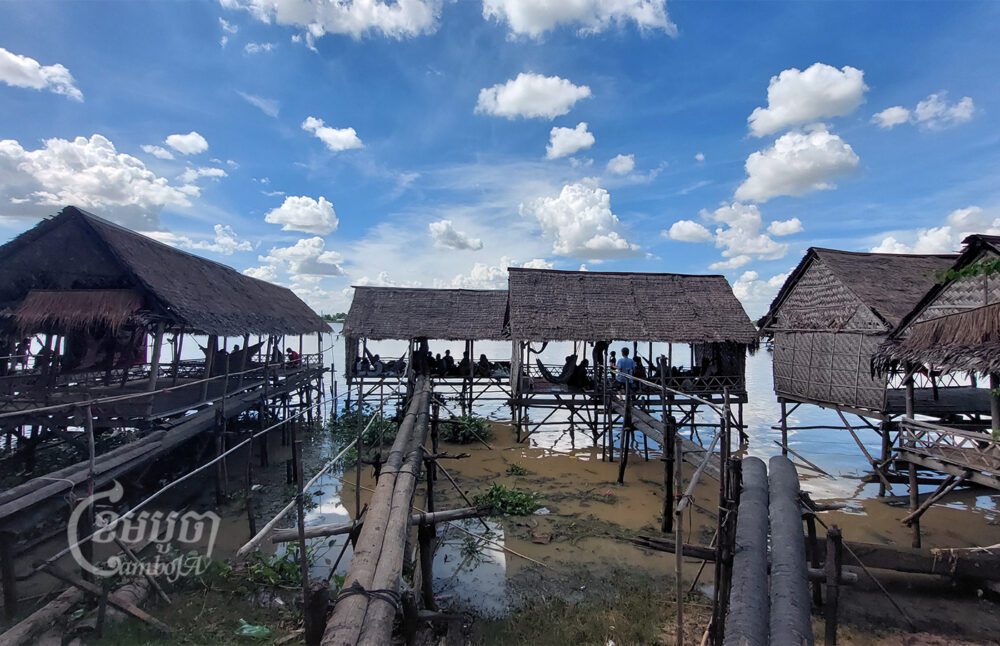 កន្លែងភ្ញៀវទេសចរណ៍ទៅលេងកម្សាន្ដនៅមាត់បឹងទន្លេបាទីនៅភូមិថ្នល់ទក្សិណ ឃុំក្រាំងធ្នង់ ស្រុកបាទី ខេត្តតាកែវ។ រូបថតនៅថ្ងៃទី២៦ ខែមិថុនា ឆ្នាំ២០២២។ ខេមបូចា/ ឃាង សុខមាន