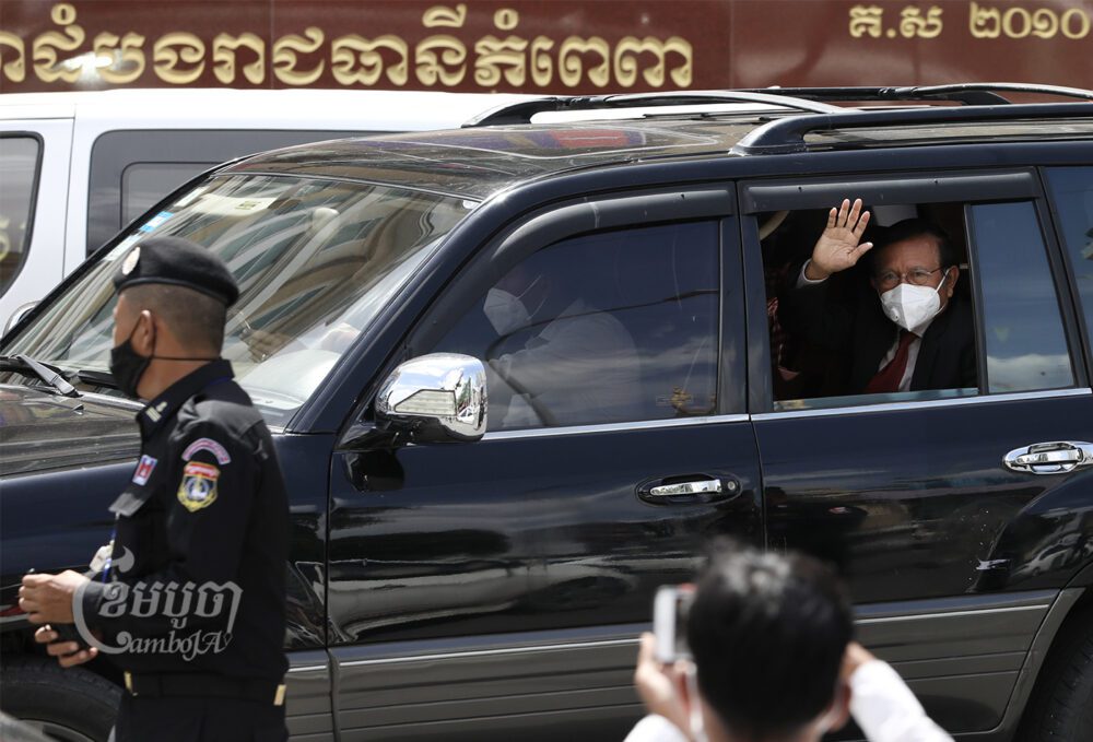 លោក កឹម សុខា អតីតមេបក្សប្រឆាំង បានចេញពីសាលាដំបូងរាជធានីភ្នំពេញ បន្ទាប់ពីតុលាការសម្រេចព្រមានលោកឱ្យឈប់ធ្វើសកម្មភាពនយោបាយ។ រូបថតថ្ងៃទី២៩ ខែមិថុនា ឆ្នាំ២០២២។ ខេមបូចា/ ព្រីង សំរាំង