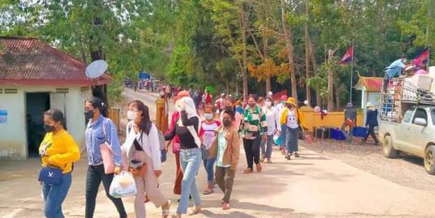 ប្រជាពលរដ្ឋឆ្លងដែររកការងារធ្វើនៅប្រទេសថៃ។ រូបថត៖ រី មុនីបញ្ញា