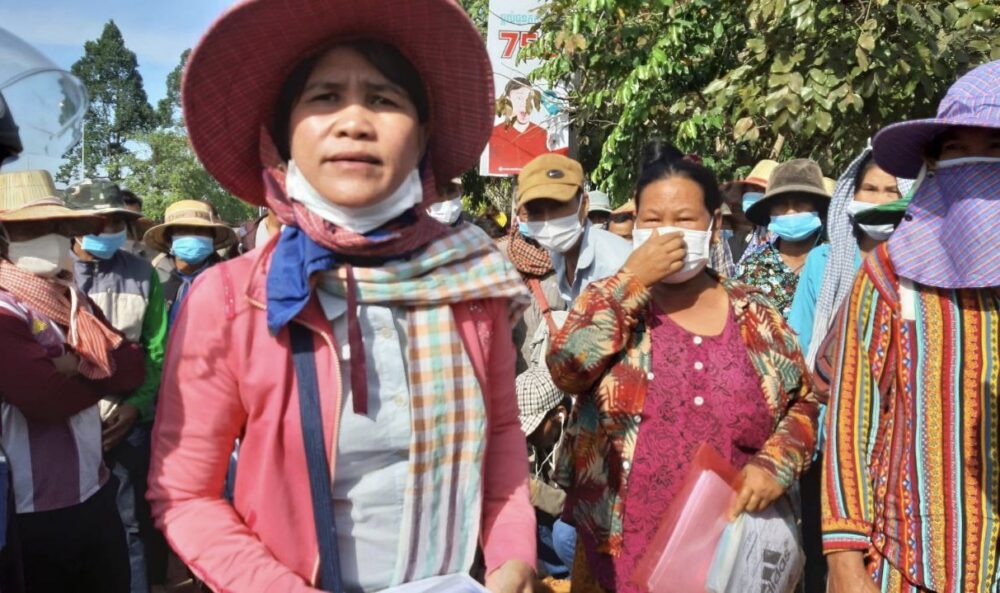 អ្នកស្រី ផាវ ញើង ចូលរួមតវ៉ាក្បែរសាលាដំបូងខេត្តកោះកុងជាមួយពលរដ្ឋដែលមានទំនាស់ដីធ្លីអំឡុងខែមិថុនា ឆ្នាំ២០២២។ រូបភាពផ្ដល់ឱ្យ