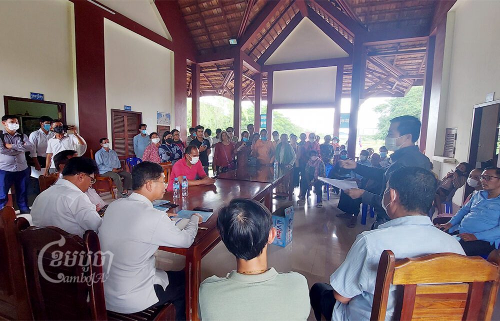 ប្រជាពលរដ្ឋដែលប្រឈមនឹងការបណ្តេញចេញដើម្បីយកដីអភិវឌ្ឍព្រលានយន្តថ្មីជួបប្រជុំជាមួយតំណាងក្រុមហ៊ុន និងមន្ត្រីក្រសួងដែនដី នៅស្រុកកណ្តាលស្ទឹង កាលពីថ្ងៃទី៧ ខែកក្កដា ឆ្នាំ២០២២។ ខេមបូចា