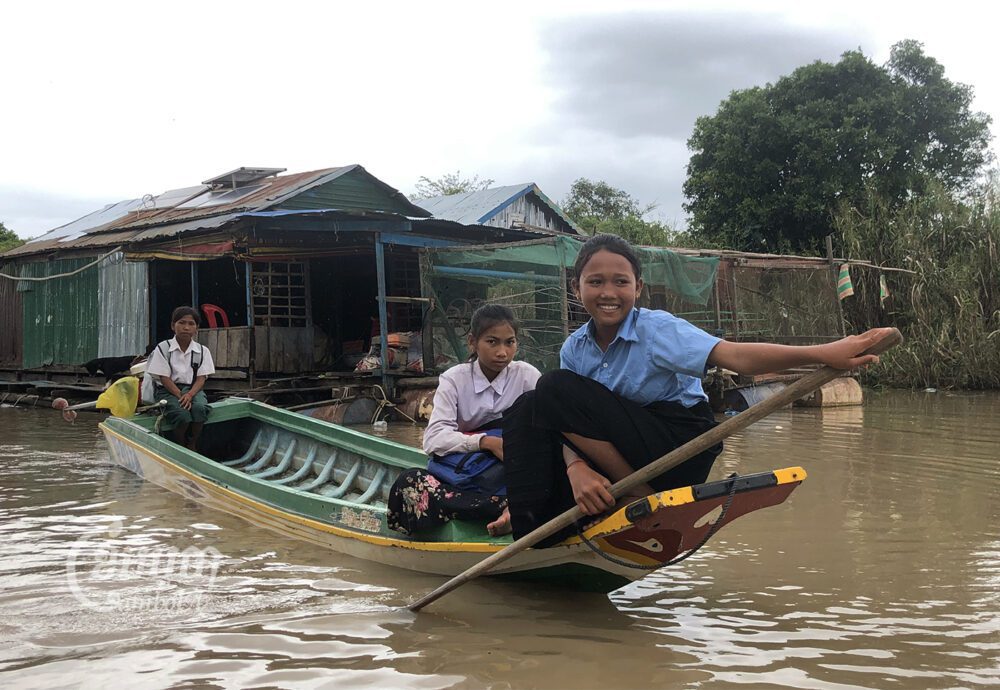 សិស្សានុសិស្សមកពីសាលាបឋមសិក្សាកំពង់ប្រាក់ចែវទូកពីសាលាត្រលប់មកផ្ទះរបស់ពួកគេវិញនាថ្ងៃទី១២ ខែកក្កដា ឆ្នាំ២០២២។ ខេមបូចា/ ស៊ើង និមល់