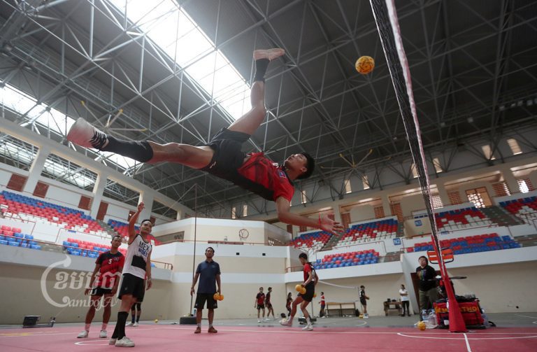 កីឡាករសីដក់ហ្វឹកហាត់សម្រាប់ស៊ីហ្គេមឆ្នាំ២០២៣ នៅកីឡដ្ឋានមរតកតេជោក្នុងរាជធានីភ្នំពេញ។ ព្រឹត្តិការណ៍កីឡានេះនឹងធ្វើឡើងចាប់ពីថ្ងៃទី៥ ដល់១៧ ខែឧសភា ឆ្នាំ២០២៣។ រូបភាពថតកាលពីថ្ងៃទី១៥ ខែកក្កដា ឆ្នាំ២០២២។ ខេមបូចា/ព្រីង សំរាំង