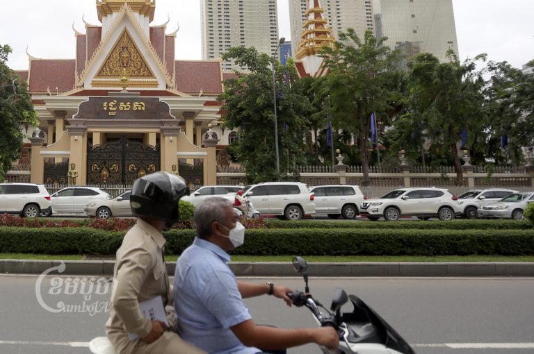 បុរសម្នាក់ជិះម៉ូតូកាត់មុខរដ្ឋសភាជាតិកាលពីថ្ងៃទី២១ ខែកក្កដា ឆ្នាំ២០២២។ ខេមបូចា/ ព្រីង សំរាំង