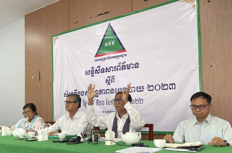 លោក យ៉ង សាំងកុមារ ប្រធានគណៈកម្មាធិការនាយកនៃគណបក្សប្រជាធិបតេយ្យមូលដ្ឋានថ្លែង អំឡុងសន្និសីទកាសែតនៅរាជធានីភ្នំពេញ កាលពីថ្ងៃទី២៦ ខែកក្កដា ឆ្នាំ២០២២។ ខេមបូចា/ ឃួន ណារីម