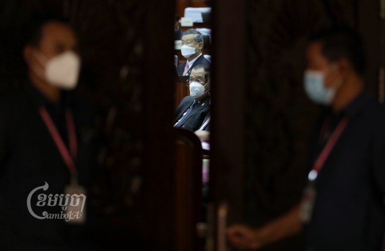 លោកនាយករដ្ឋមន្រ្តីហ៊ុន សែន កំពុងសំឡឹងមើលខណៈសមាជិករដ្ឋសភាអនុម័តលើការកែប្រែមាត្រាមួយចំនួនក្នុងរដ្ឋធម្មនុញ្ញដែលបានស្នើឡើងដោយគណបក្សប្រជាជនកម្ពុជា នាថ្ងៃទី២៨ខែកក្កដា ឆ្នាំ២០២២។ ខេមបូចា/ព្រីង សំរាំង