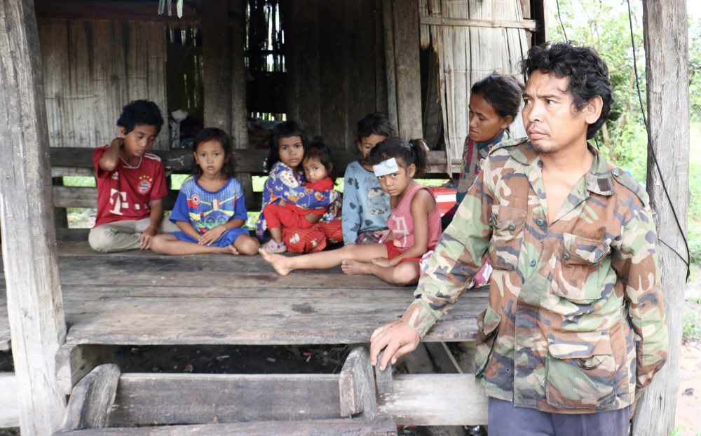 លោក ថូ អឿន និងក្រុមគ្រួសាររបស់លោករស់នៅក្នុងផ្ទះទ្រុឌទ្រោម បន្ទាប់ពីស្ថានភាពសេដ្ឋកិច្ចកាន់តែធ្លាក់ចុះ ក្រោយពេលពួកគេបាត់បង់ដីធ្លី។ រូបភាពថតកាលពីថ្ងៃទី១៧ ខែឧសភា។ ផ្តល់ឲ្យដោយ CFCC