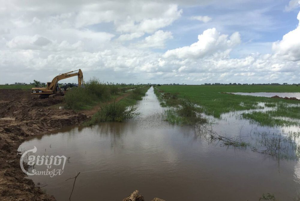 គ្រឿងចក្រកំពុងស្ថិតនៅលើដីស្រែប្រជាពលរដ្ឋចំណុចអាងភាស ស្រុកឯកភ្នំ ខេត្តបាត់ដំបង ដោយផ្អាកធ្វើសកម្មភាពក្រោយពលរដ្ឋតវ៉ា។ រូបថតថ្ងៃទី១៧ ខែសីហា ឆ្នាំ២០២២។ ខេមបូចា/ សុខសាវី