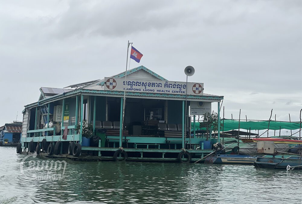 មណ្ឌលសុខភាពកំពង់លួង ស្ថិតនៅឃុំកំពង់លួង ស្រុកក្រគរ ខេត្តពោធិ៍សាត់។ រូបភាពថ្ងៃទី១៣ កក្កដា ឆ្នាំ២០២២។ ខេមបូចា/ សុវណ្ណ ស្រីពេជ្រ