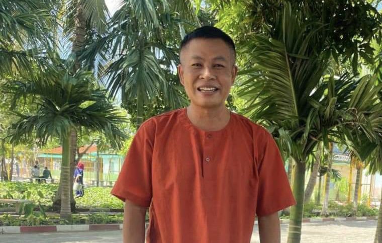 លោក ឡី សុខុន សកម្មជនគណបក្សភ្លើងទៀនដែលផេកអគ្គនាយកដ្ឋានពន្ធនាគារនៃក្រសួងមហាផ្ទៃ ផ្សព្វផ្សាយកាលពីថ្ងៃទី៣០ ខែកក្កដា ឆ្នាំ២០២២។ រូបភាពពីផេកអគ្គនាយកដ្ឋានពន្ធនាគារនៃក្រសួងមហាផ្ទៃ