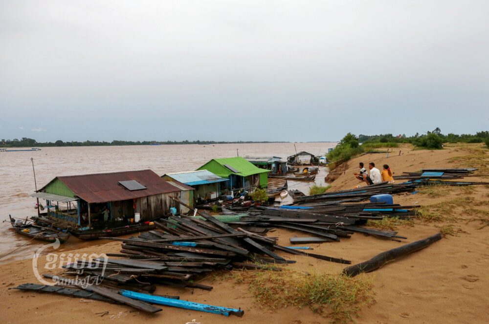 ពលរដ្ឋវៀតណាដែលជាប់គាំងនៅម្តុំក្អមសំណ ស្រុកលើកដែក ខេត្តកណ្តាល កំពុងអង្គុយមាត់ច្រាំងទន្លេមេគង្គ ដែលគ្របដណ្តប់ដោយខ្សាច់ នៅថ្ងៃទី២៥ ខែសីហា ឆ្នាំ២០២២។ ខេមបូចា/ អាន វិចិត្រ