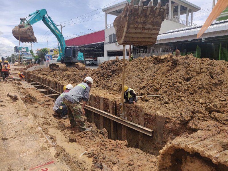 មន្ត្រីជំនាញចុះធ្វើលូមួយខ្សែក្នុងក្រុងបាត់ដំបង។ រូបថត មុនីបញ្ញា