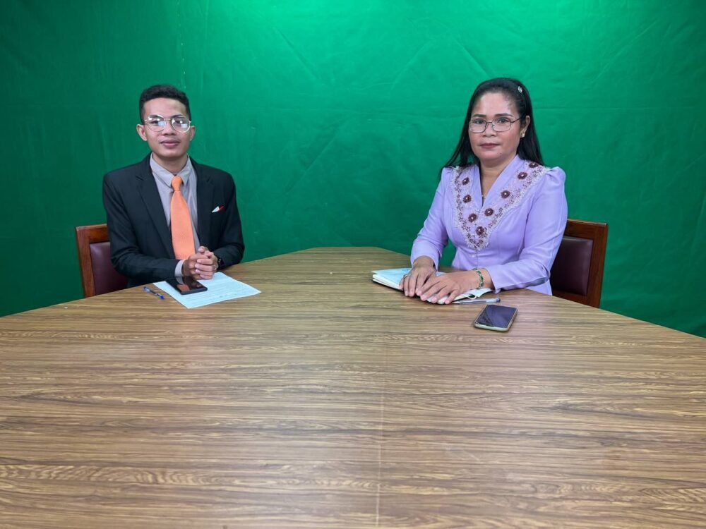 លោកស្រី ម៉ៃ ពៅ ប្រធានគណៈកម្មាធិការពិគ្រោះយោបល់ស្រ្តី និងកុមារស្រុកស្វាយលើ ចូលរួមជាវាគ្មិនក្នុងកម្មវិធីសន្ទាមតិ។ រូបថត ភី រចនា