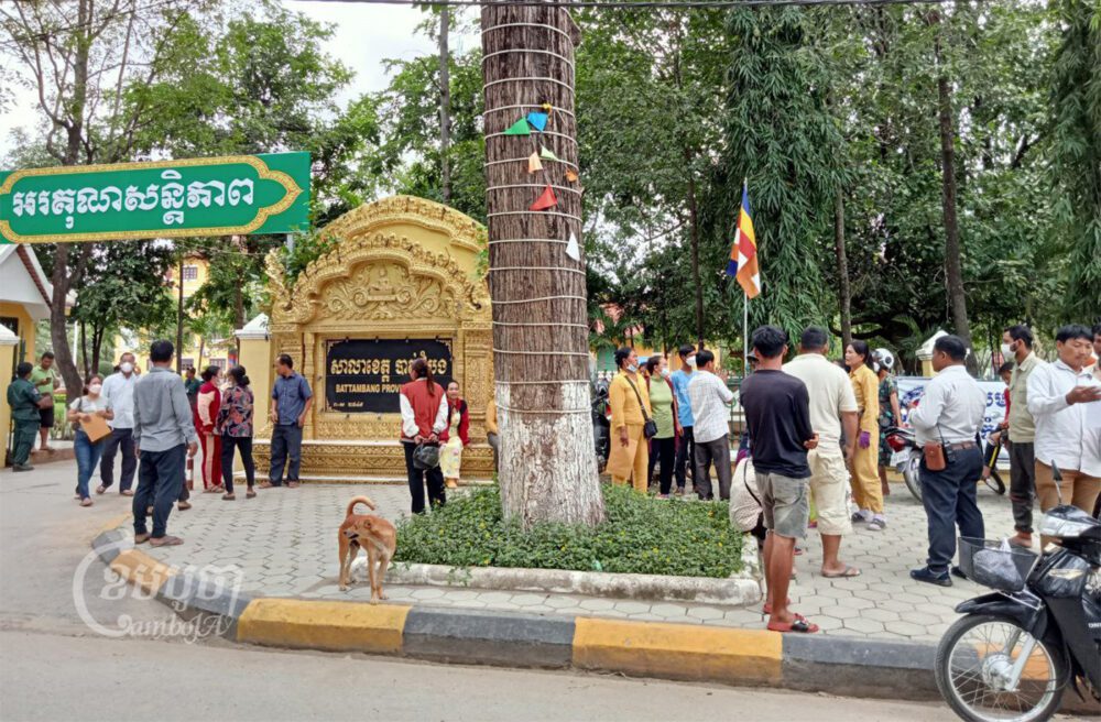 ប្រជាពលរដ្ឋរស់នៅ លក់ដូរ នៅតំបន់ជើងភ្នំនិងលើភ្នំសំពៅនាំគ្នាមកតវ៉ាមុខសាលាខេត្តបាត់ដំបង។ រូបថតនៅថ្ងៃទី១២ ខែកញ្ញា ឆ្នាំ២០២២។ ខេមបូចា/ សុខ សាវី