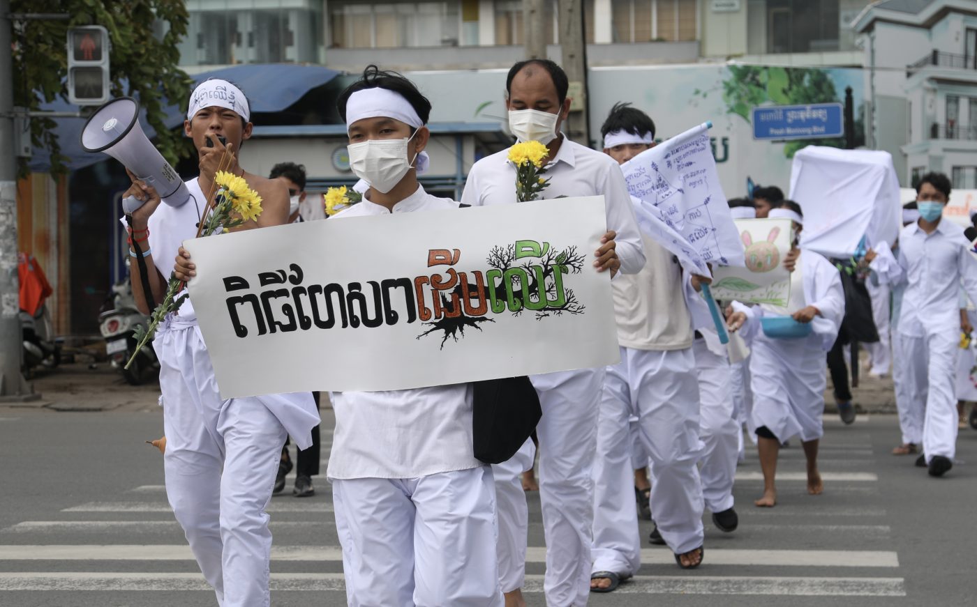 ក្រុមយុវជនស្រឡាញ់បរិស្ថាន ដើរជាក្បួនដង្ហែសពដើមឈើ ដើម្បីដាក់ញត្តិនៅក្រសួងបរិស្ថាន ស្នើឱ្យមានការបើកសិទ្ធិសេរីភាពដល់ប្រជាពលរដ្ឋ យុវជន សកម្មជន ក្នុងការល្បាតព្រៃឡើងវិញ រាជធានីភ្នំពេញ។ រូបថតនៅថ្ងៃទី២៩ ខែកញ្ញា ឆ្នាំ២០២២។ រូបភាពផ្តល់ដោយអង្គការ លីកាដូ