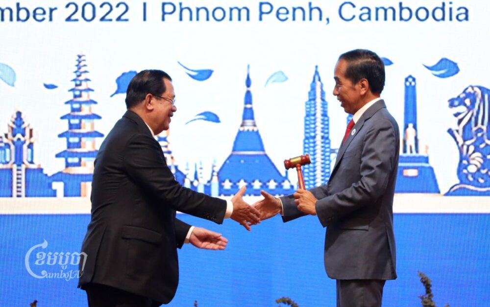 លោកនាយករដ្ឋមន្ត្រី ហ៊ុន សែន ប្រគល់ញញួរជូនដល់ប្រធានាធិបតីឥណ្ឌូនេស៊ី លោក ចូកូ វីដូដូ ជាកាយវិកាមួយដែលតំណាងឲ្យការប្រគល់តួនាទីប្រធានអាស៊ានប្តូរវេនកាលពីថ្ងៃ១៣ ខែវិច្ឆិកា ឆ្នាំ២០២២។ ខេមបូចា/ ព្រីង សំរាំង