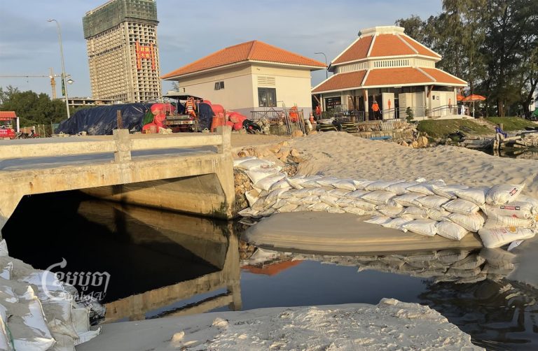 ទឹកស្អុយនៅឆ្នេរអូរឈើទាល ក្នុងក្រុងព្រះសីហនុ បង្ហូរចូលទៅក្នុងសមុទ្រ ក្នុងខែវិច្ឆិកា ឆ្នាំ២០២២។ ខេមបូចា/ស៊ន សារ៉ាត