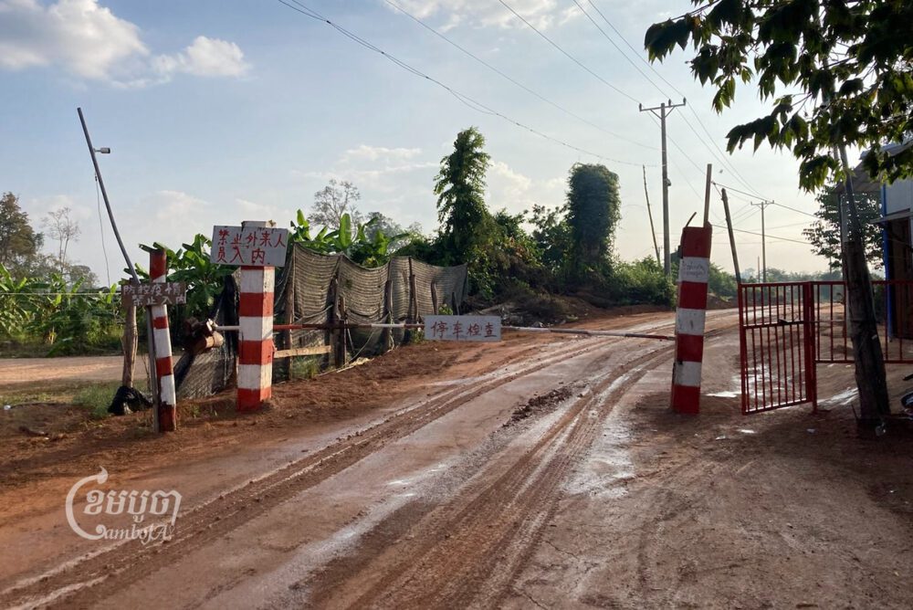 ផ្លូវកាត់ភូមិស្នងអន ឆ្ពោះទៅកាន់ក្រុមហ៊ុន Late Cheng ថ្ងៃទី២ ខែវិច្ឆិកា ឆ្នាំ២០២២។ (Jack Brook/ខេមបូចា)