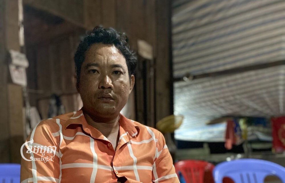 លោក សុខ ហេង មេភូមិស្នងអនអង្គុយនៅហាងមួយកន្លែងក្នុងភូមិ ដែលរដ្ឋាភិបាលមិនទាន់ទទួលស្គាល់នៅឡើយដោយសារវាស្ថិតនៅក្នុងដែនជម្រកសត្វព្រៃឡង់។ រូបថតថ្ងៃទី០២ ខែវិច្ឆិកា ឆ្នាំ២០២២។ (Jack Brook/ខេមបូចា)