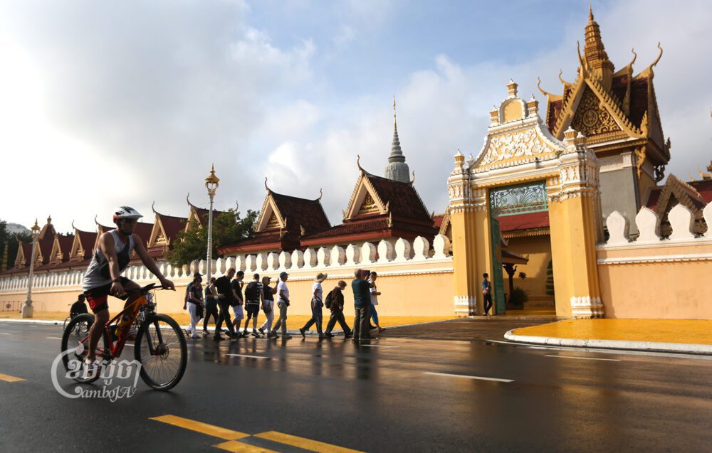 ភ្ញៀវទេសចរទស្សនាព្រះបរមរាជវាំងក្នុងរាជធានីភ្នំពេញ ថ្ងៃទី ១៣ ខែមករា ឆ្នាំ២០២៣។ ខេមបូចា/ព្រីង សំរាំង