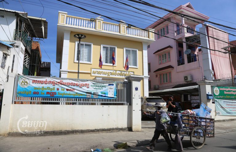 បុរសរើសអេតចាយម្នាក់កំពុងអូសរទេះអេតចាយកាត់មុខសាលាសង្កាត់បឹងទំពន់ទី២ រាជធានីភ្នំពេញ ថ្ងៃទី១៨ ខែមករា ឆ្នាំ២០២៣។ ខេមបូចា/ អាន វិចិត្រ