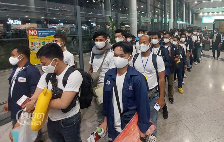 ពលករខ្មែរត្រៀមឡើងយន្ដហោះទៅធ្វើការនៅប្រទេសកូរ៉េ ក្នុងព្រលានយន្ដហោះអន្ដរជាតិពោធិ៍ចិនតុង។ រូបភាពនៅថ្ងៃទី២១ ខែសីហា ឆ្នាំ២០២២។ ខេមបូចា/ ឃាង សុខមាន