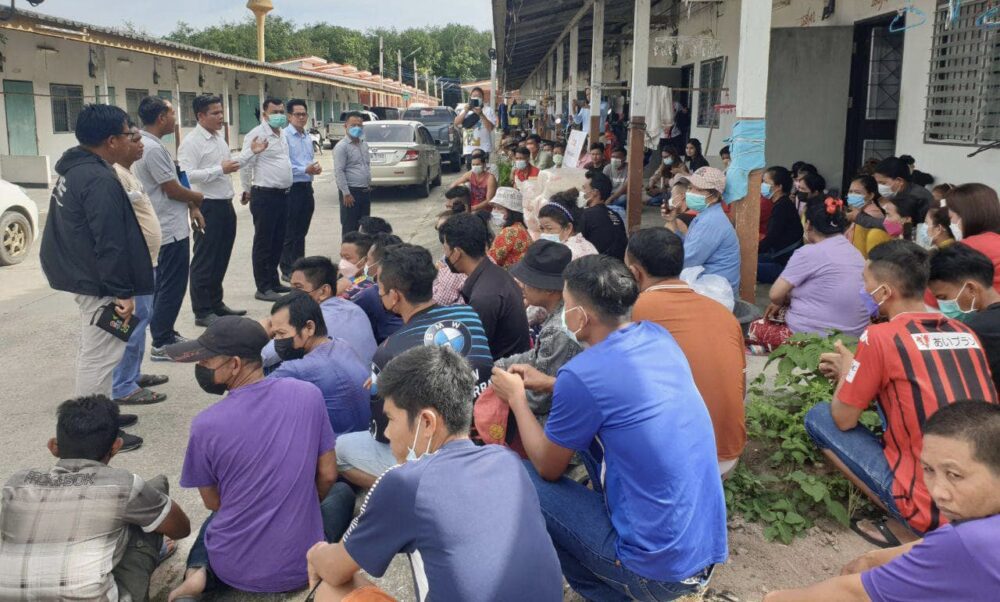 មន្ត្រីស្ថានទូតកម្ពុជាប្រចាំប្រទេសថៃ សាកសួរសុខទុក្ខ ពលករខ្មែរនៅ តំបន់និគម ផាត់តាណា ខេត្តរ៉ាក់យ៉ង កាលពីថ្ងៃទី៦ ខែមិថុនា ឆ្នាំ២០២២។ រូបភាពពីហ្វេសប៊ុកស្ថានទូត កម្ពុជាប្រចាំប្រទេសថៃ។