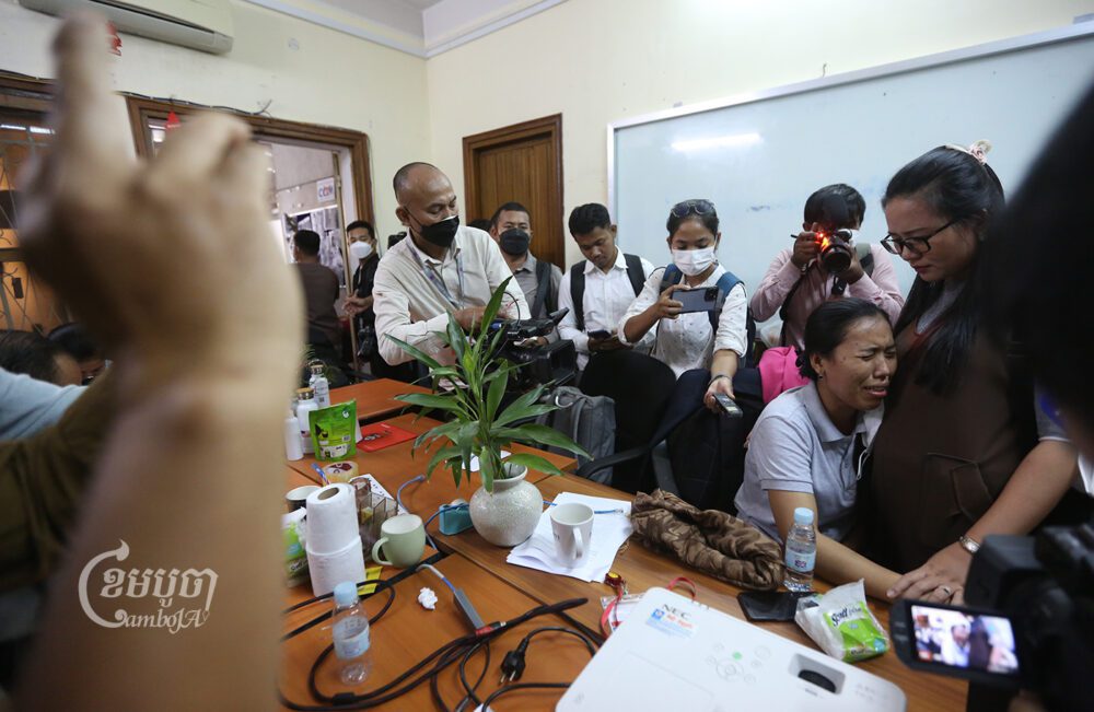 អ្នកយកព័ត៌មានស្ត្រីម្នាក់របស់សារព័ត៌មានVOD យំអោបមន្ត្រីសមាគមការពារអ្នកសារព័ត៌មាន នៅក្នុងបន្ទប់ធ្វើការរបស់VOD ខណៈដែលអាជ្ញាធរបានចុះទៅប្រកាសលុបអាជ្ញាប័ណ្ណអង្គភាពនេះ រាជធានីភ្នំពេញ។ រូបថតនៅថ្ងៃទី១៣ ខែកុម្ភៈ ឆ្នាំ២០២៣។ ខេមបូចា/ ព្រីង សំរាំង