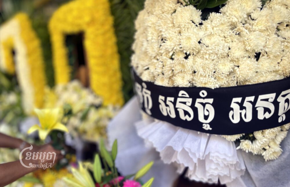 អ្នកលក់រៀបចំផ្កាទុកលក់សម្រាប់ពិធីបុណ្យសពក្នុងរាជធានីភ្នំពេញថ្ងៃទី៧ ខែមីនា ឆ្នាំ២០២៣។ (ខេមបូចា/ព្រីង សំរាំង)