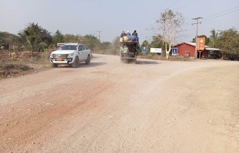 កំណាត់ផ្លូវលេខ៥៩ដល់ភ្នំ១០០ ស្ថិតនៅក្នុងឃុំត្រាង ស្រុកកំរៀង ខេត្តបាត់ដំបង ដែលហុយ និងខូច។ ថតនៅថ្ងៃទី៦ ខែមីនា ឆ្នាំ២០២៣។ រូបភាពថតដោយ សុខ សាវី