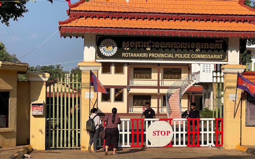 លោក ថេង សាវឿន ប្រធានសមាគមសម្ព័ន្ធសហគមន៍កសិករកម្ពុជា(CCFC) និងមន្ត្រីរបស់គាត់២នាក់ទៀត ត្រូវបានបញ្ជូនពីខេត្តក្រចេះទៅកាន់ស្នងការខេត្តរតនគិរីវិញ ដើម្បីបន្តនីតិវិធី នៅរសៀលថ្ងៃទី១៨ ខែឧសភា ឆ្នាំ២០២៣ ខណៈមេធាវីអង្គការកំពុងដាក់ពាក្យសុំជួបកូនក្តីនៅស្នងការខេត្តរតនគិរី។ រូបភាពពីហ្វេសប៊ុកអង្គការអាដហុក