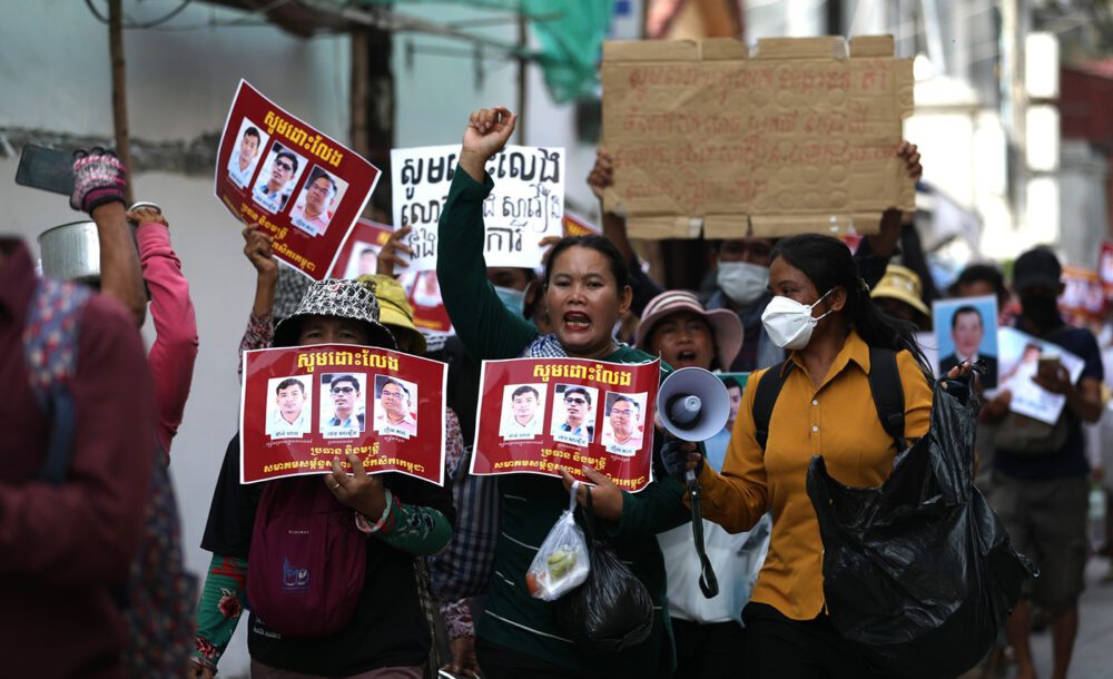 កសិករប្រមាណ១០០នាក់មកពីខេត្តផ្សេងៗបានដង្ហែទៅកាន់ក្រសួងមហាផ្ទៃកាលពីថ្ងៃចន្ទ ដើម្បីទាមទារឱ្យដោះលែងប្រធានសម្ព័ន្ធសហគមន៍កសិករកម្ពុជា (CCFC) លោក ថេង សាវឿន និងសហការីពីររូបទៀត។ (រូបភាព៖ លីកាដូ ហ្វេសប៊ុក)