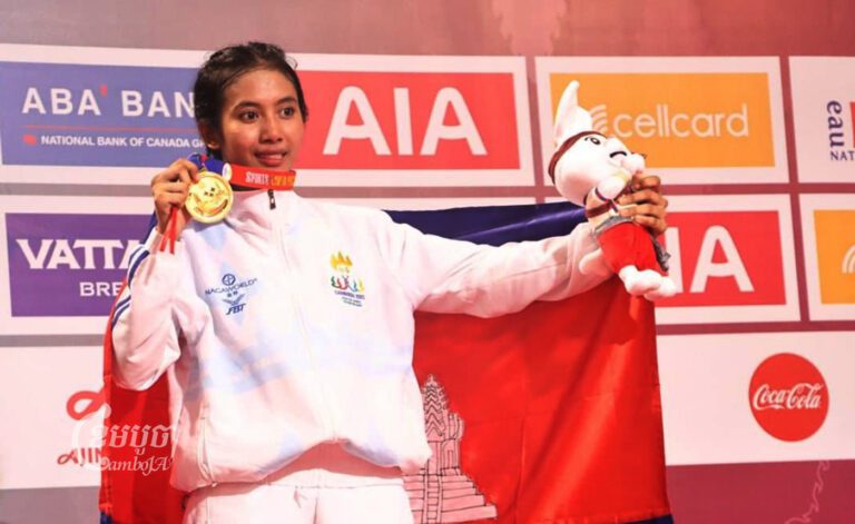 កីឡាការិនី ទូច ចាន់វត្តី កំពុងឡើងទទួលមេដាយមាសលើវិញ្ញាសាគុនខ្មែរក្នុងប្រភេទទម្ងន់៥៤គីឡូក្រាម ក្រោយយកឈ្នះពិន្ទុកីឡាការិនីវៀតណាមកាលពីថ្ងៃទី១១ ខែឧសភា នៅសាលដំរីនៃពហុកីឡដ្ឋានជាតិមរតកតេជោ។ ខេមបូចា/ ប៉ា តុងចិន