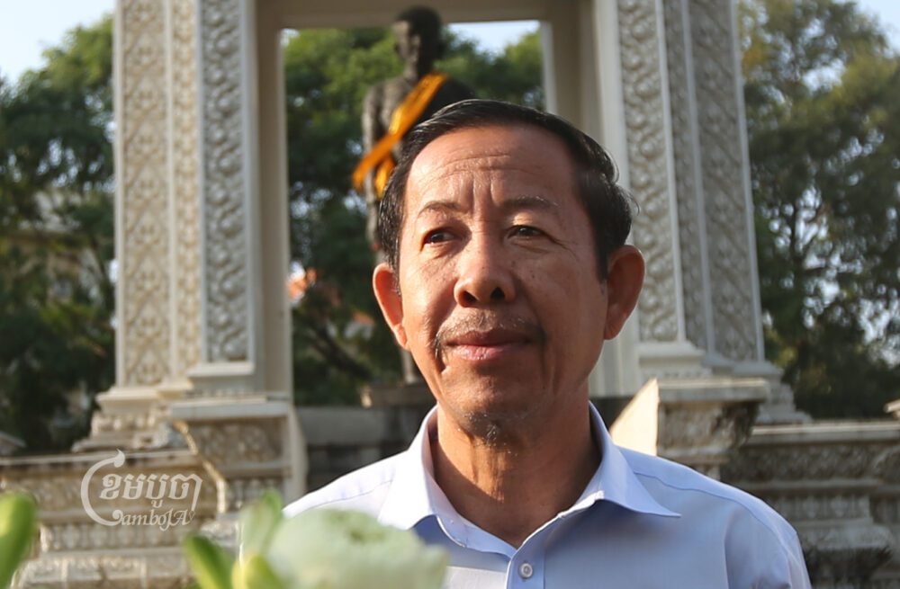 លោក រ៉ុង ឈុន ចូលរួមដង្ហែក្បួនជាមួយសមាជិក CITA និងសកម្មជនស្ត្រីថ្ងៃសុក្រ ចម្ងាយ ២១០គីឡូម៉ែត្រពីភ្នំពេញទៅខេត្តពោធិ៍សាត់ ដើម្បីអំពាវនាវឱ្យមានការដោះលែងអ្នកនយោបាយ និងសកម្មជនផ្សេងទៀតចេញពីពន្ធនាគារ។ រូបថតនៅថ្ងៃទី១ ខែកុម្ភៈ ឆ្នាំ ២០២៣។ ខេមបូចា/ ព្រីង សំរាំង