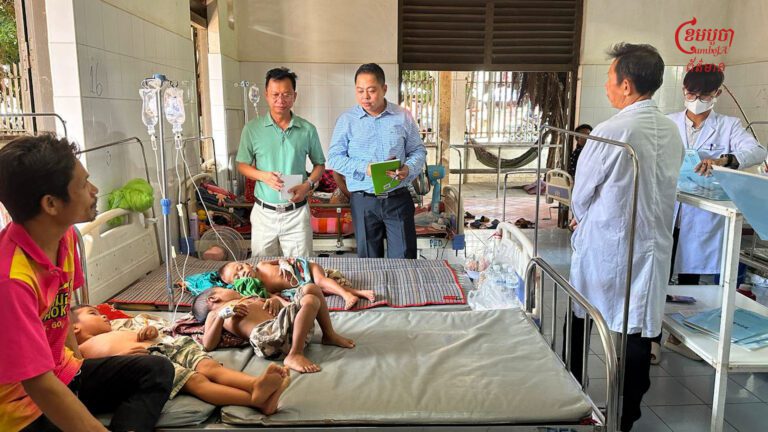 មន្ត្រីក្រសួងសុខាភិបាល ចុះសួរសុខទុកអ្នកជំងឺគ្រុនឈាមនៅមន្ទីរពេទ្យមួយកន្លែងក្នុងឆ្នាំ២០២៣។ (ខេមបូចា)