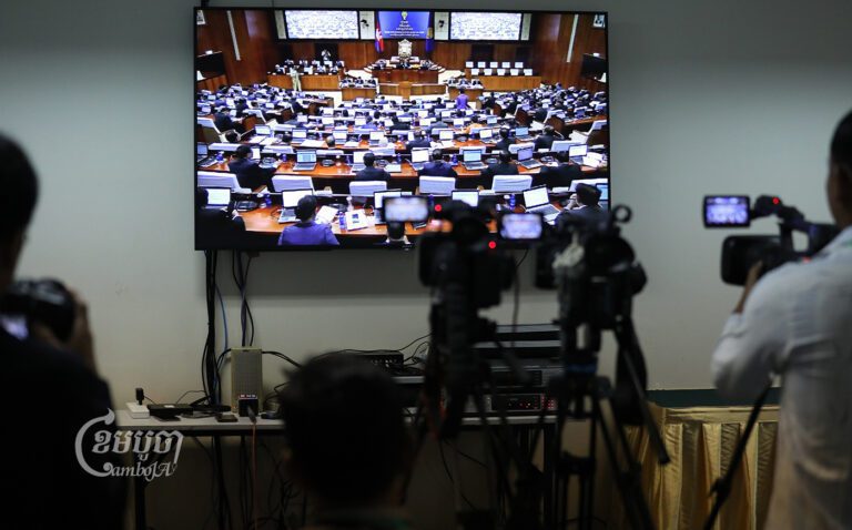 រដ្ឋសភាកំពុងប្រជុំនៅព្រឹកថ្ងៃទី២៣ ខែមិថុនា ដើម្បីពិភាក្សាលើវិសោធនកម្មច្បាប់បោះឆ្នោត ដែលតម្រូវឱ្យបេក្ខជនដែលឈរឈ្មោះឱ្យបោះឆ្នោត ត្រូវបោះឆ្នោតឱ្យបានពីរអាណត្តិជាប់គ្នា ដើម្បីមានលក្ខណៈសម្បត្តិគ្រប់គ្រាន់សម្រាប់តំណែង។ (CamboJA/ ព្រីង សំរាំង)