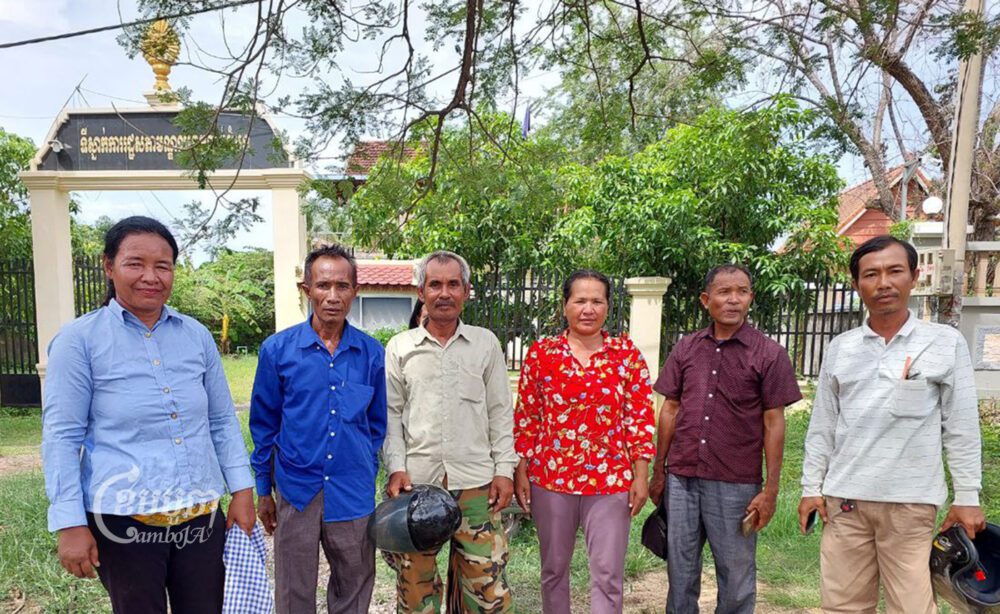 តំណាងប្រជាពលរដ្ឋយកលិខិតសុំអន្តរាគមន៍ពីអ្នកតំណាងរាស្រ្ត នៅទីស្នាក់ការរដ្ឋសភាមណ្ឌលខេត្តបា់តដំបង ដើម្បីផ្តល់បណ្ណកម្មសិទ្ធិដីធ្លីជូនពួកគាត់ នារសៀលថ្ងៃទី៦ ខែមិថុនា ឆ្នាំ២០២៣ ។ ខេមបូចា/ សុខ សាវី