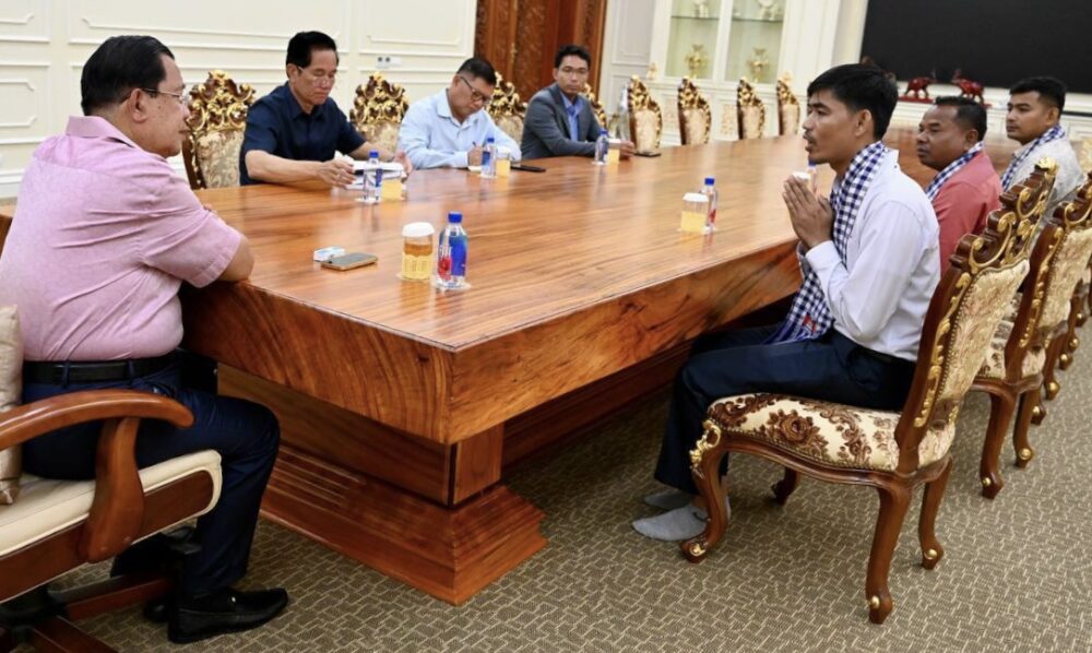 លោកនាយករដ្ឋមន្ត្រី ហ៊ុន សែន ជួបជាមួយលោក ថេង សាវឿន ប្រធានសមាគមសម្ព័ន្ធសហគមន៍កសិករកម្ពុជា និងសហការីចំនួនពីររូបទៀតនៅគេហដ្ឋានរបស់លោកផ្ទាល់កាលពីថ្ងៃទី១៧ ខែមិថុនា ឆ្នាំ២០២៣។ (រូបភាព៖ តេឡេក្រាមលោកនាយករដ្ឋមន្ត្រី)