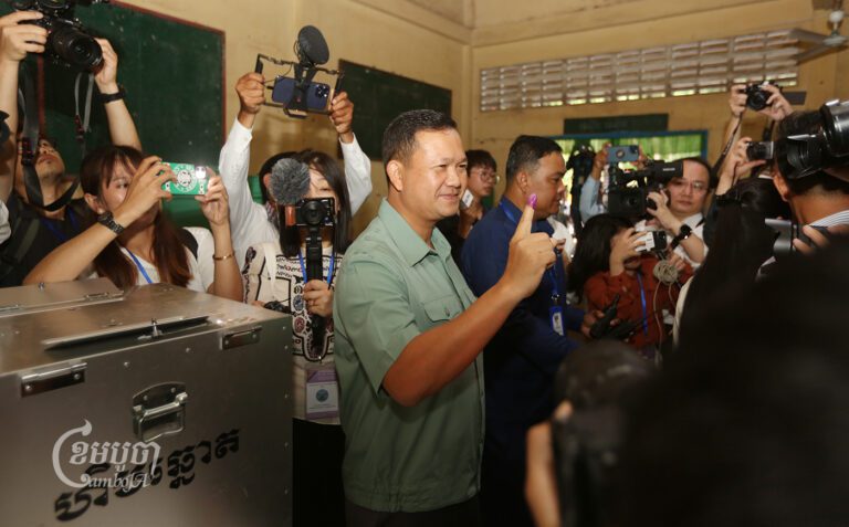 លោកហ៊ុន ម៉ាណែត បង្ហាញម្រាមដៃចង្អុលបន្ទាប់ពីលោកបានបោះឆ្នោតនៅការិយាល័យបោះឆ្នោតក្នុងរាជធានីភ្នំពេញ កាលពីថ្ងៃទី២៣ ខែកក្កដា ឆ្នាំ២០២៣។ (ខេមបូចា/ព្រីង សំរាំង)